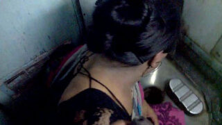 Bihari aunty blowjob de rahi train ke toilet me