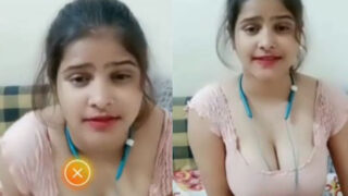 College girl aslil chat ka maja leti hui