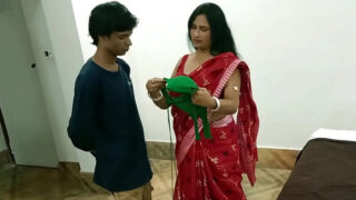 Bra seller ne Bengali aunty ki chut chudai ki