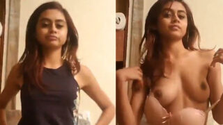 Delhi girl Ritika hot nude selfie leti hui