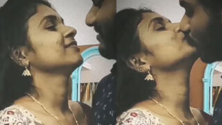 Tamil couple kiss karte hue maje mein