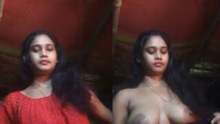 Desi girl boobs dikha kar kapde change karti hui