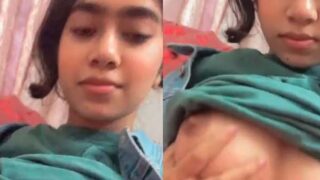 Cute Indian girl boobs dabati hui apni