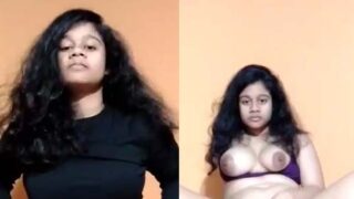 Sexy Tamil girl fingering karti hui maje mein