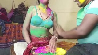 Holi ke din rang laga kar slim bhabhi ki chudai