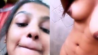 Indian girl nude selfie video record karti hui