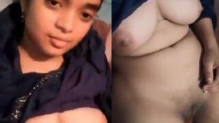 College girl Rani apni boobs aur chut dikhati hui