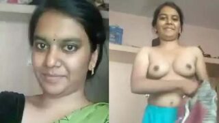 Desi bhabhi apni boobs show karti hui