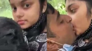 Outdoor mein desi girlfriend ki boobs chus raha hai ladka