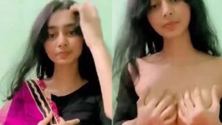 Bengali college girl Chanda apni juicy boobs dabati hai