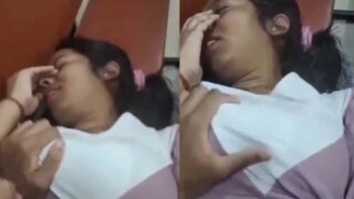 Classroom mein college girl ki boobs dabata ladka