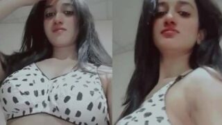 College girl apni new bra dikhati hui