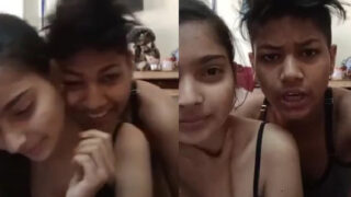 College girl enjoy kar rahi hai webcam ke samne