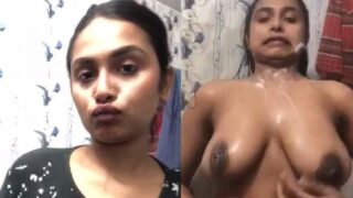 Bangla girl Kanika ki nude bathroom selfie