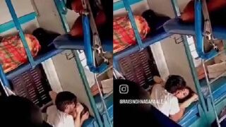 Sab ke samne train mein chudai karte college couple