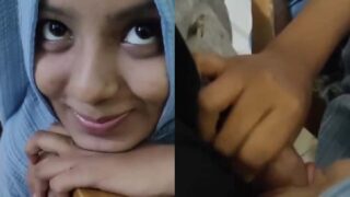 Teacher ka lund chus rahi hai Muslim college girl