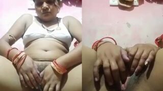 Chudasi bhabhi fingering sex karti hui