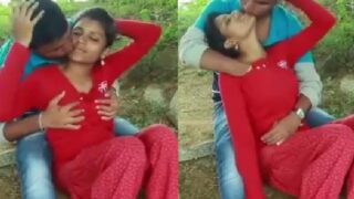 Outdoor mein desi girl ki boobs daba raha boyfriend
