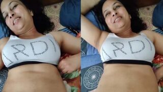 Aunty baatein karti hui chud gayi