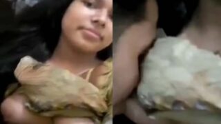 College girl ki boobs daba kar chusa bf ne